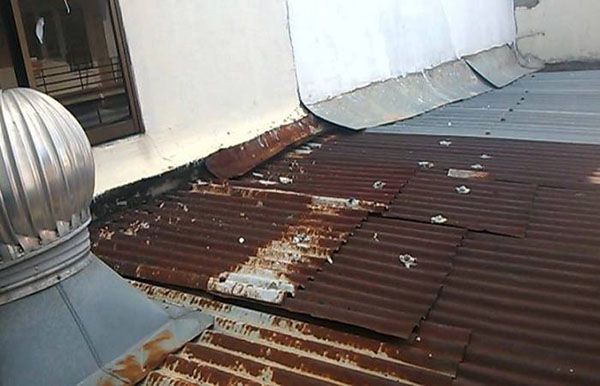 Cách chống thấm mái tôn bị dột do nước mưa ăn mòn