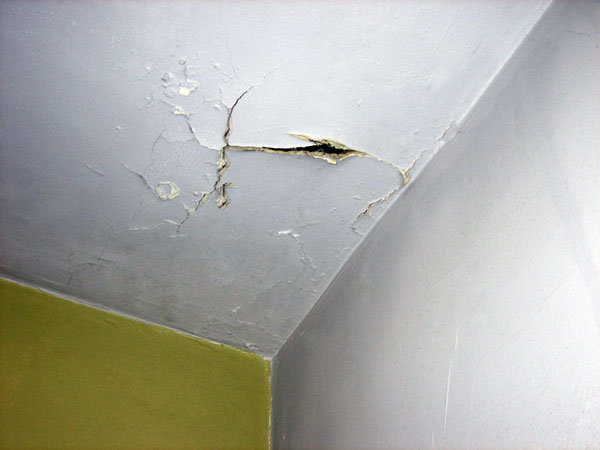 Sửa trần nhà vết nứt nhỏ